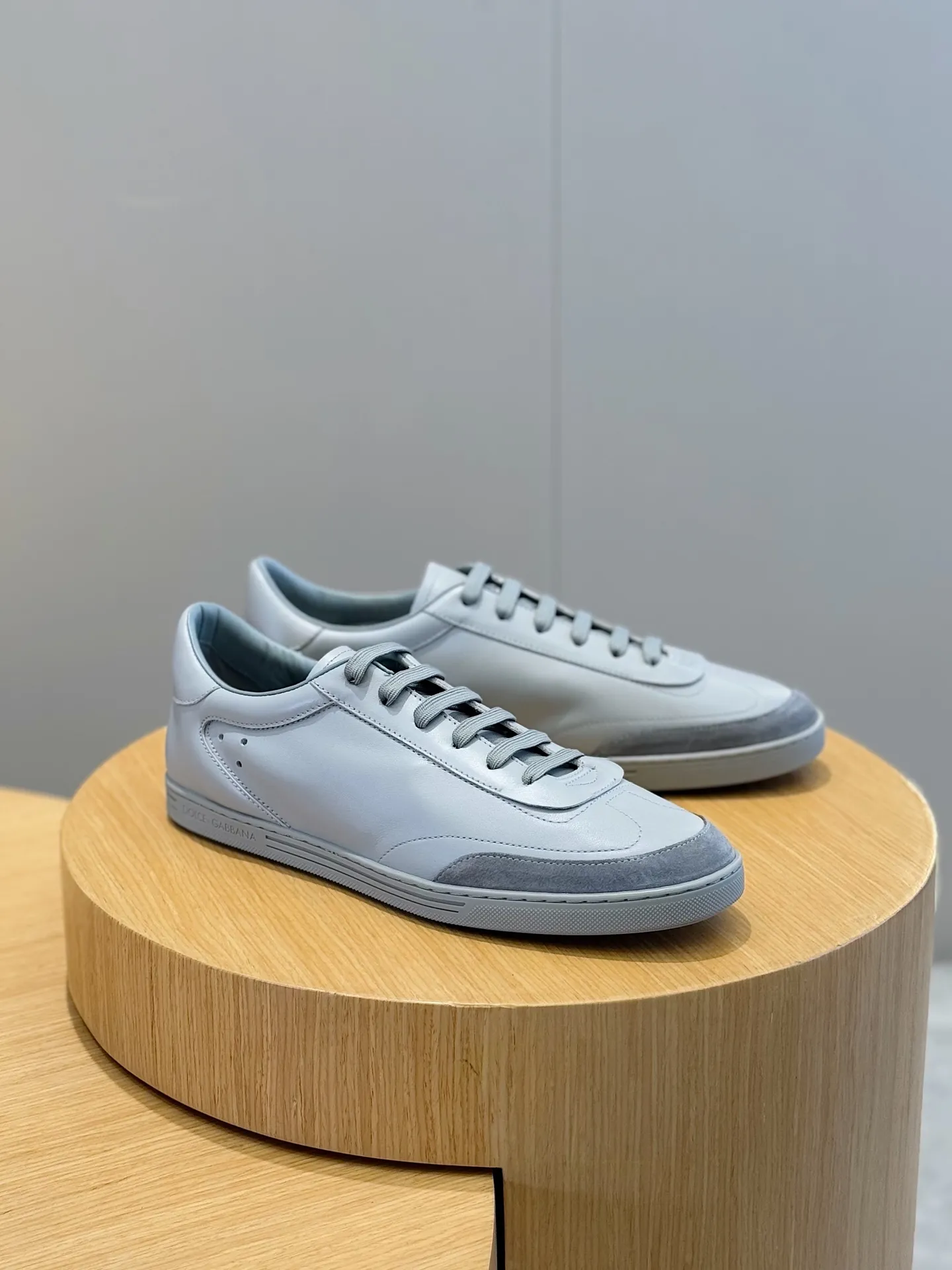 Men's Men's Shoes💰400 [New Style]🐏🐏DG men's calfskin sneakers Portofino Yacht shoes, simple and versatile design, unique saddle leather soles. The Dolce &G logo rear wing is the icing on the cake. Imported cowhide + rubber outsole Size: 39-44 (customized at 38.45)